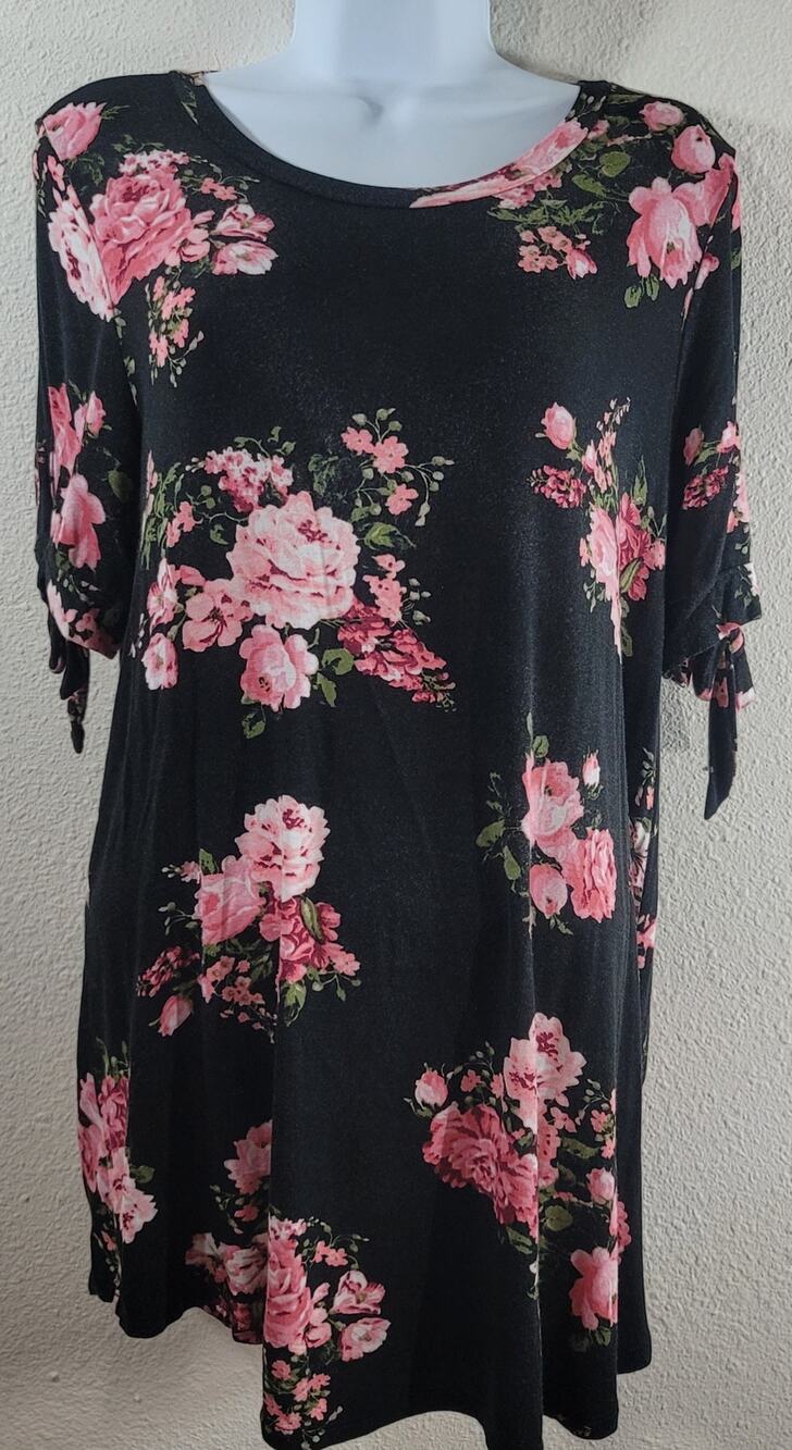 Reborn J Black Pink Floral Round Neck Top Medium Lightweight Soft Stretchy Flowy